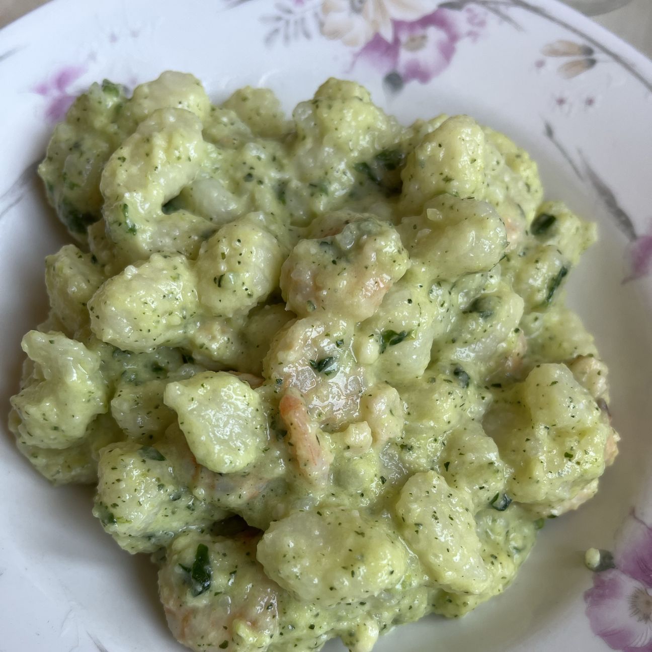 Gnocchetti di patate con pesto di zucchine e gamberetti