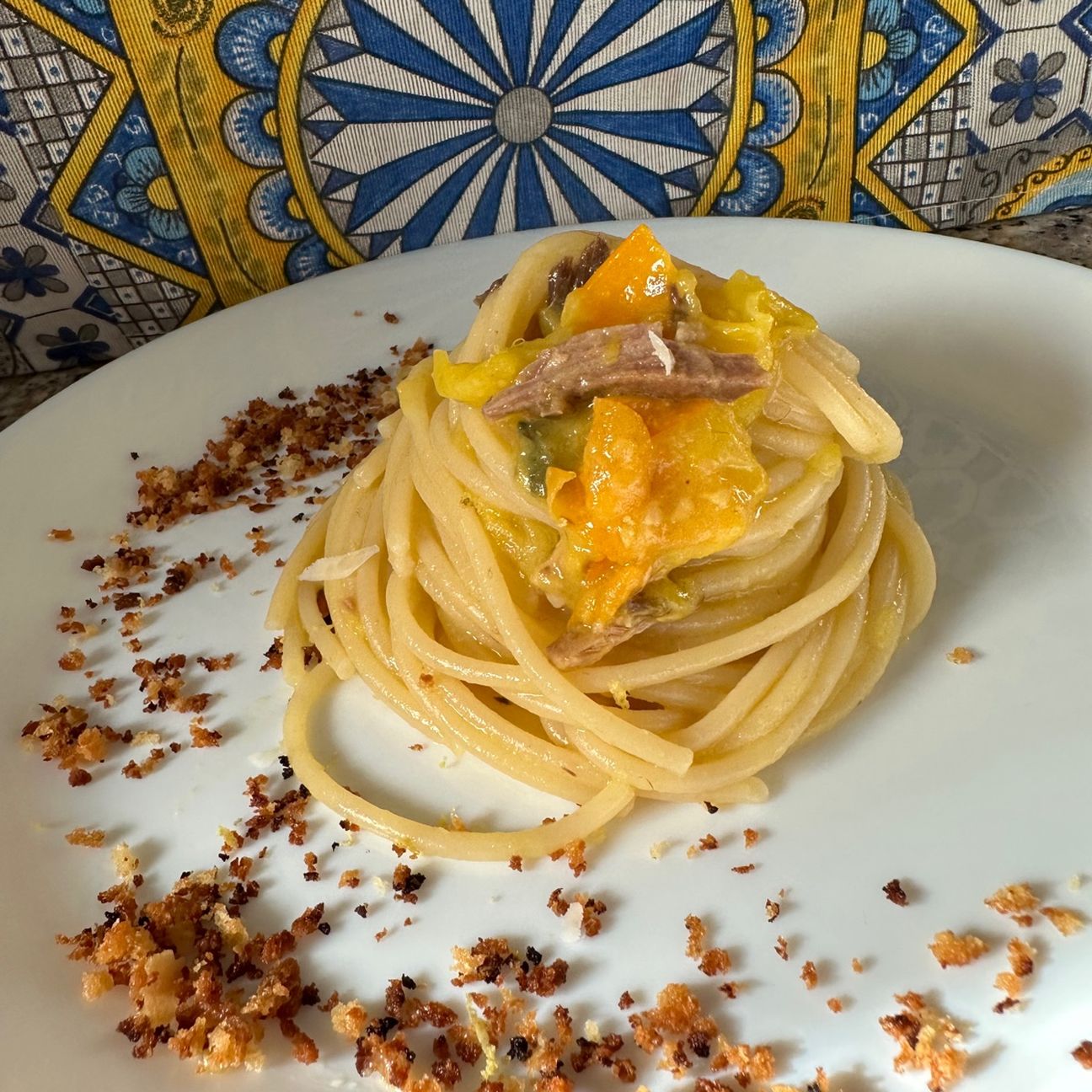 Spaghetti al Pomo-d’oro, tonno, lime e croccante di pane