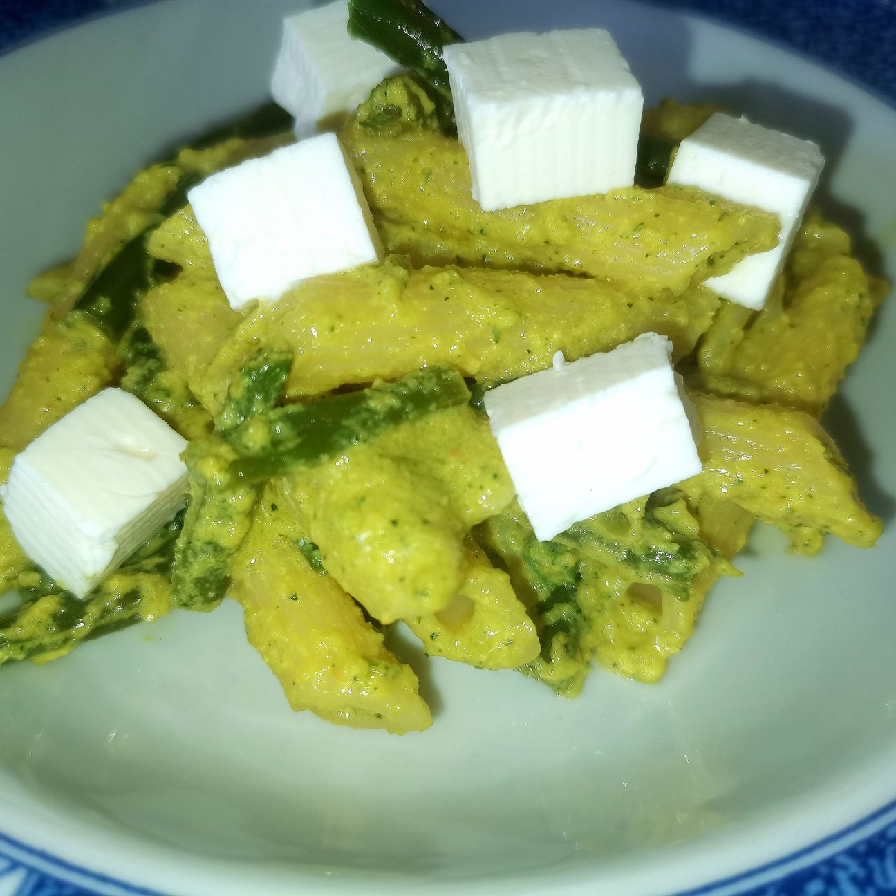 Pasta fredda al pesto di zucchine, tocchetti di fagiolini e cubetti di feta