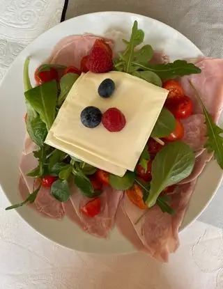 Ricetta Insalata sul letto di prosciutto pomodori e frutta di -7686