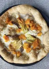 Ricetta Pizza gourmet con mozzarella, zucca, fiori di zucca e acciughe