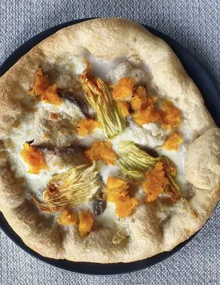 Ricetta Pizza gourmet con mozzarella, zucca, fiori di zucca e acciughe di ilpiattoneroblog