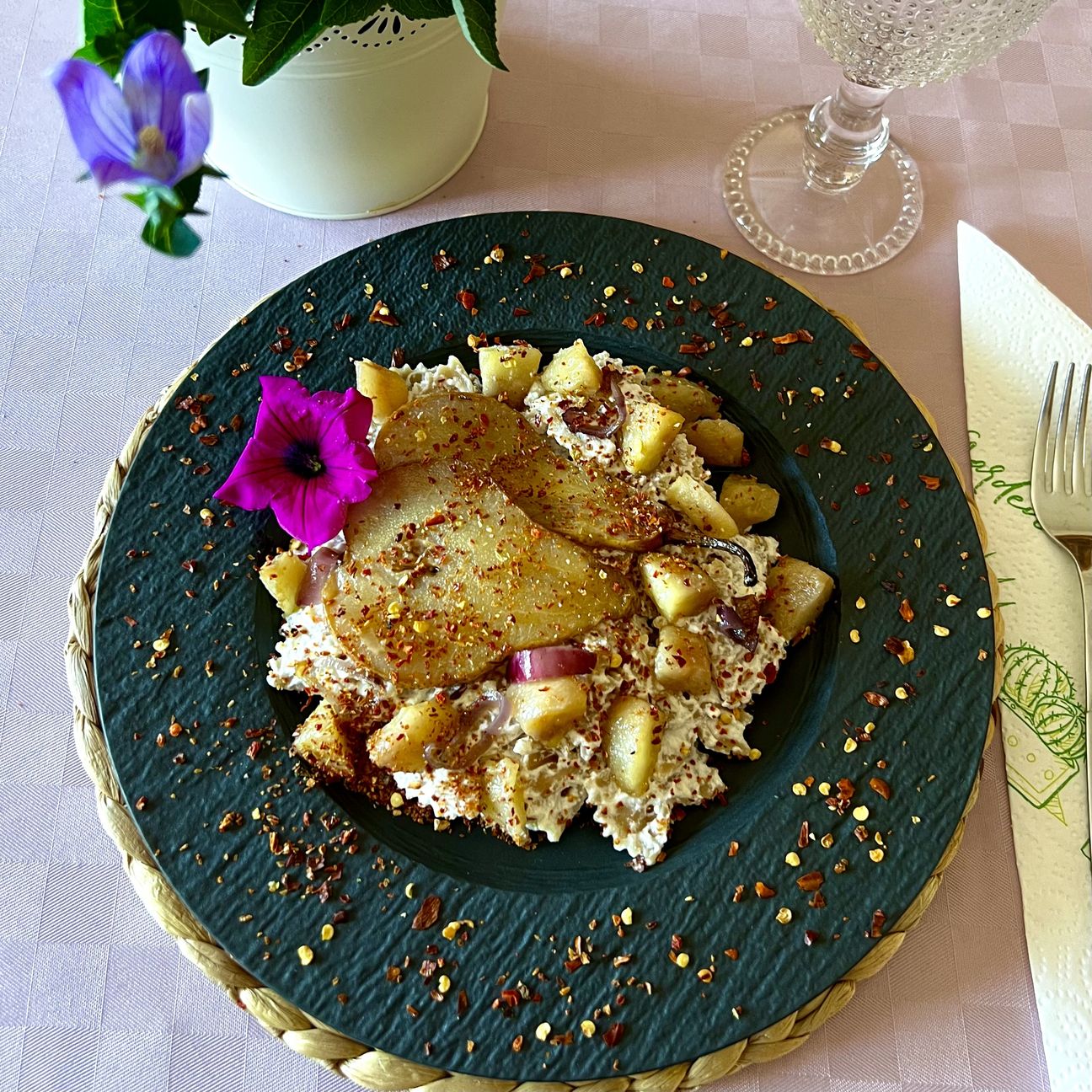 Farfalle ricotta di bufala, pere abate e cipolla di Tropea caramellata
