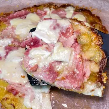 Ricetta Pizza di patate, prosciutto cotto e formaggio 🍕 di jovaebbasta