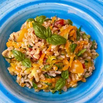 Ricetta Insalata fredda di farro con pomodorini, zucchine, carote, tonno e olive