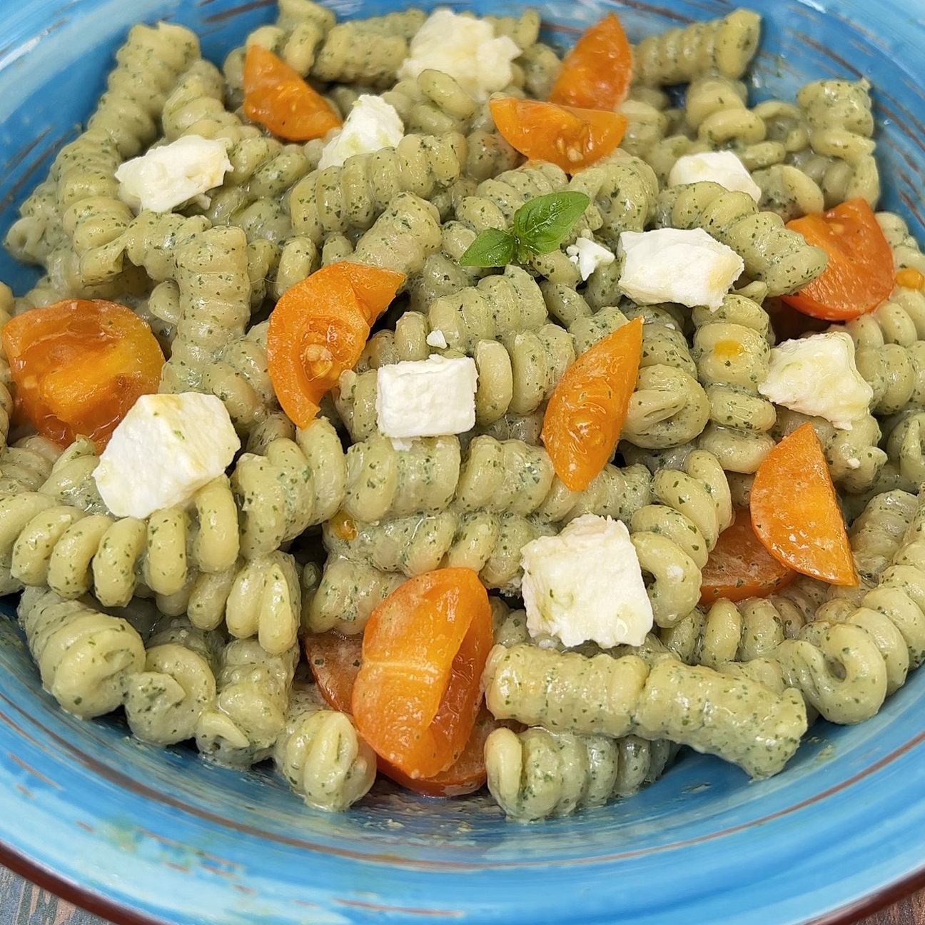 Pasta con crema di basilico, pomodorini e feta 😋