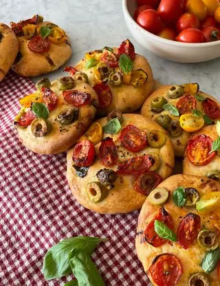 Ricetta Focaccine con olive verdi e pomodori 🍅 di midivertoacucinare