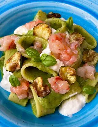 Ricetta Pasta con crema di zucchine, tartare di gambero rosso, chips di zucchine e stracciatella di ilmiopiattoacolori