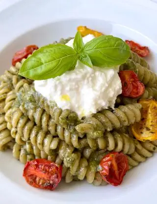 Ricetta Fusilli con pesto di menta e basilico, stracciatella e pomodorini confit 😋 di midivertoacucinare