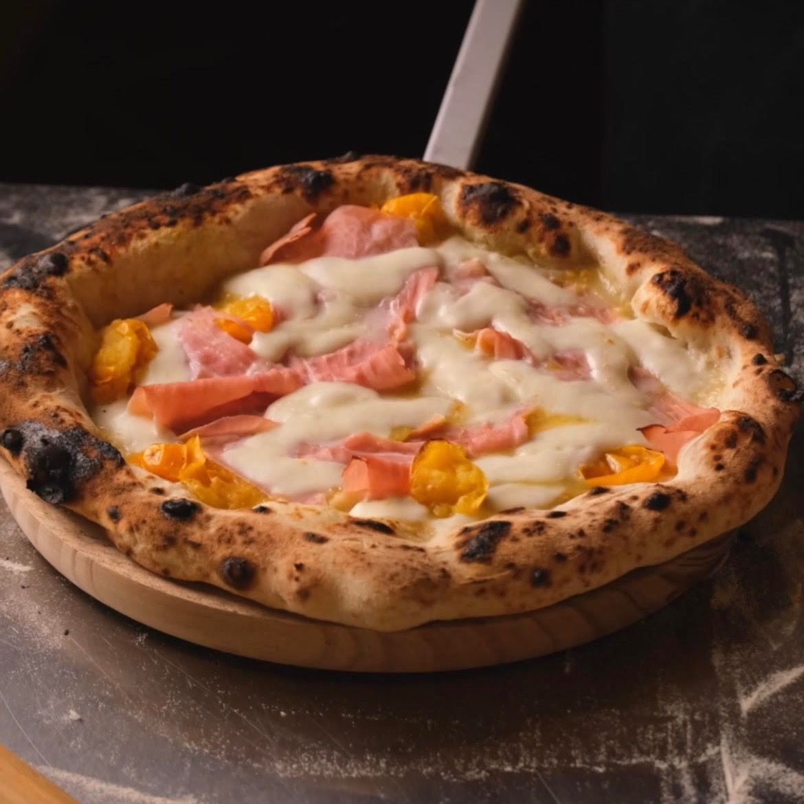 Pizza con pomodoro giallo, cotto, fior di latte e patate 🍕