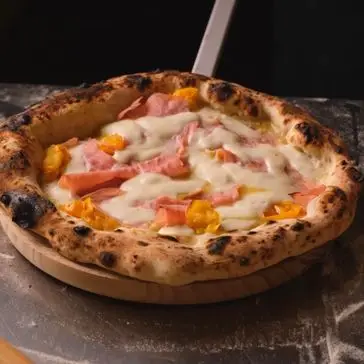 Ricetta Pizza con pomodoro giallo, cotto, fior di latte e patate 🍕