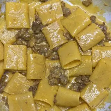 Ricetta Pasta con salsiccia e fonduta di parmigiano allo zafferano 🤩 di lo_spadellatore
