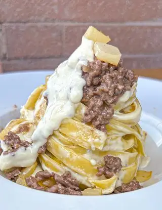 Ricetta Tagliatelle in crema di gorgonzola, ragù bianco e pere caramellate 🤩 😋 di castalfood