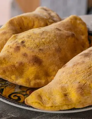 Ricetta Calzoni alla curcuma 🍕 di vuoiassaggiare