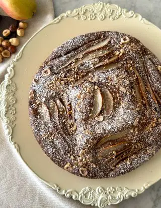 Ricetta Torta pere, cioccolato e nocciole 🍐🍫 di midivertoacucinare