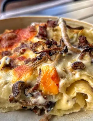 Ricetta Lasagna con salsiccia, scamorza affumicata e funghi pioppini 🤤 di Burrataepistacchi