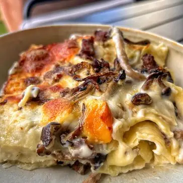Ricetta Lasagna con salsiccia, scamorza affumicata e funghi pioppini 🤤 di Burrataepistacchi