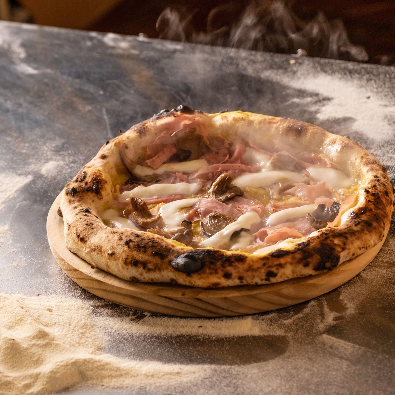 Pizza con passata di pomodorini gialli, cotto e funghi 🍕