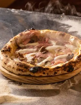 Ricetta Pizza con passata di pomodorini gialli, cotto e funghi 🍕 di vuoiassaggiare