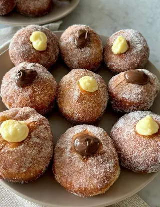 Ricetta Bomboloni fritti ripieni di crema pasticcera e nutella 🎊 di midivertoacucinare