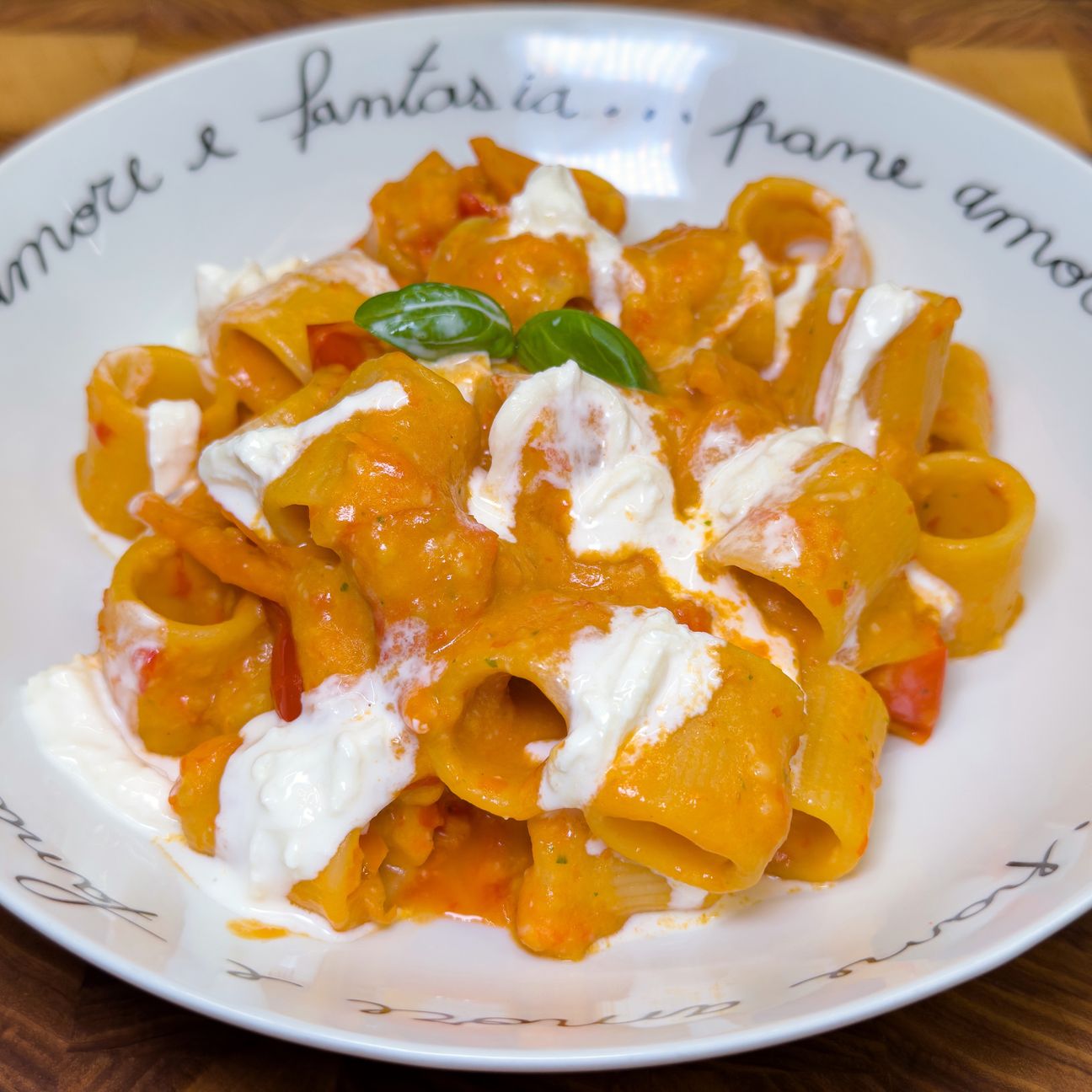Mezzi rigatoni gialli e rossi