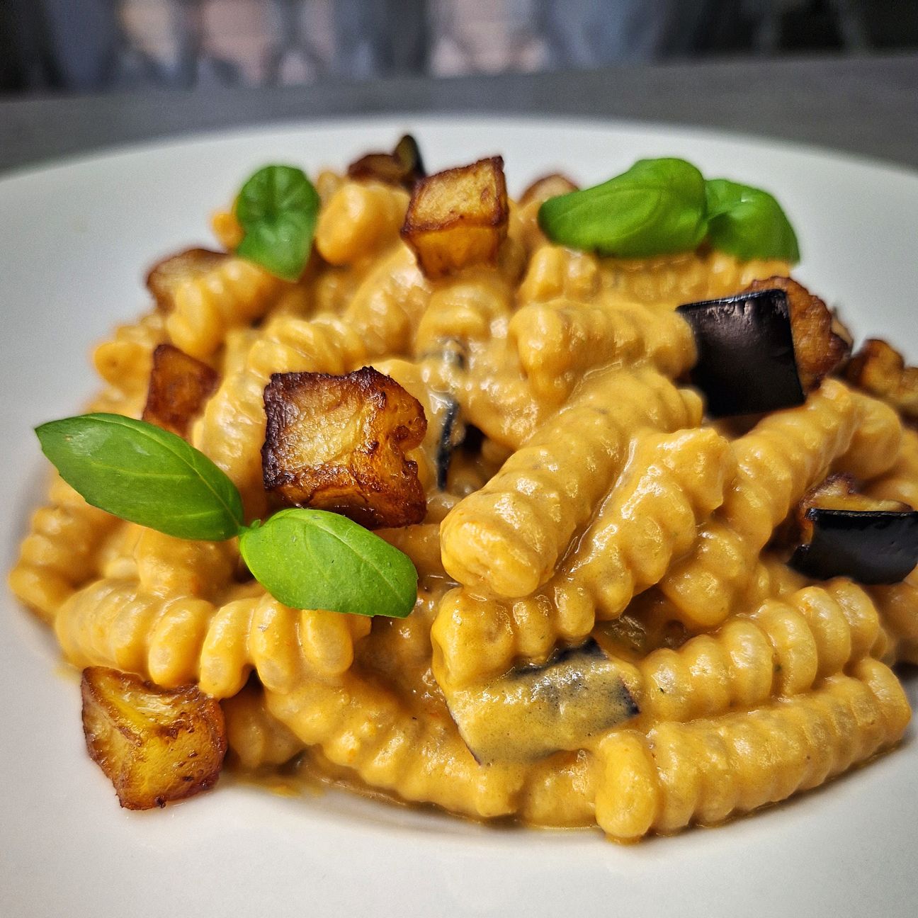 Fusilli bucati corti con crema di datterini rossi e gialli robiola e melanzane fritte 🤤