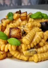 Ricetta Fusilli bucati corti con crema di datterini rossi e gialli robiola e melanzane fritte 🤤