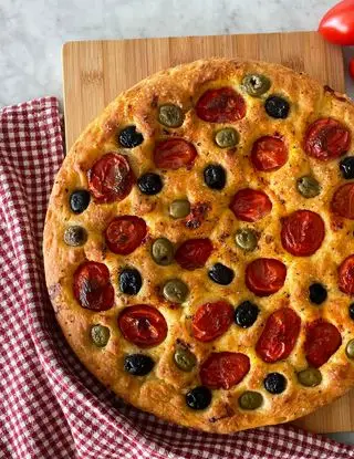 Ricetta Focaccia con olive e pomodorini di midivertoacucinare