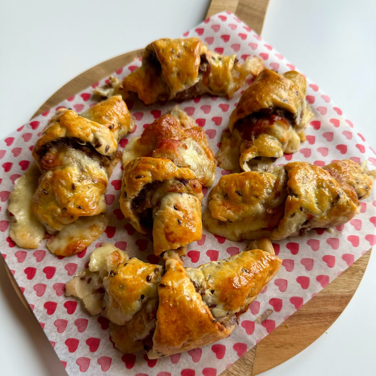 👉 Cornetti salati di pasta sfoglia ripieni di carne macinata, speck e provola 😋