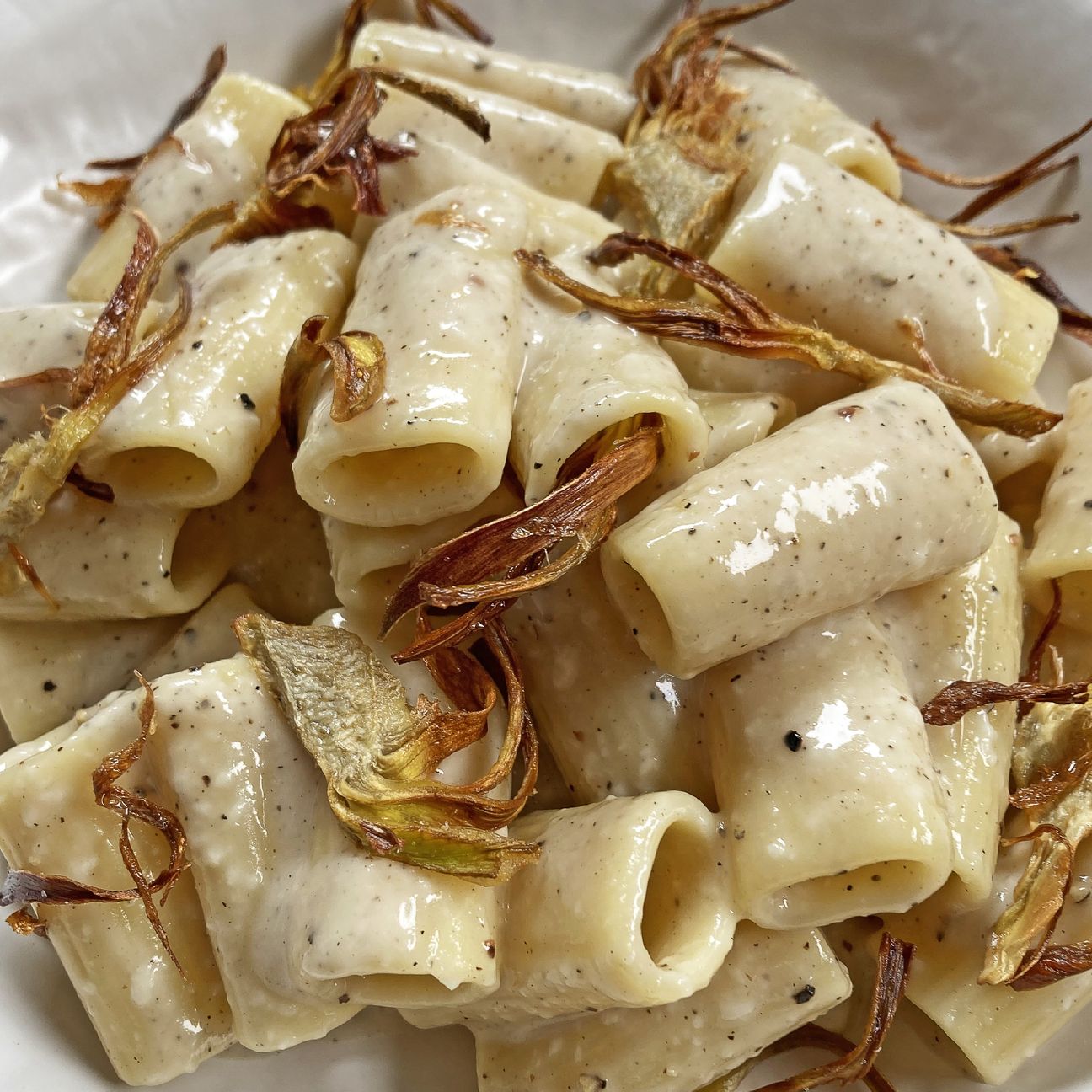 Rigatoni cacio e pepe con carciofi fritti 🤩