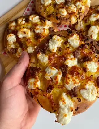 Ricetta Pizzette con provola affumicata, patate, salsiccia e stracchino 😋 di ilmiopiattoacolori