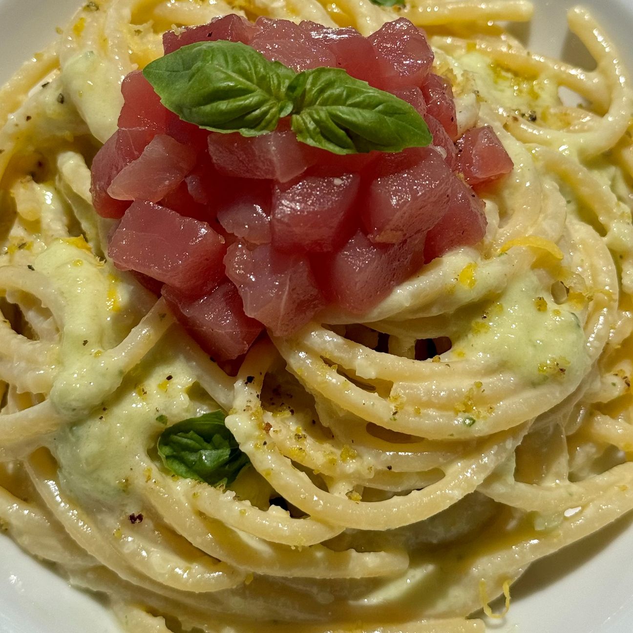 Spaghettoni con pesto di limoni e tartare di tonno 😋