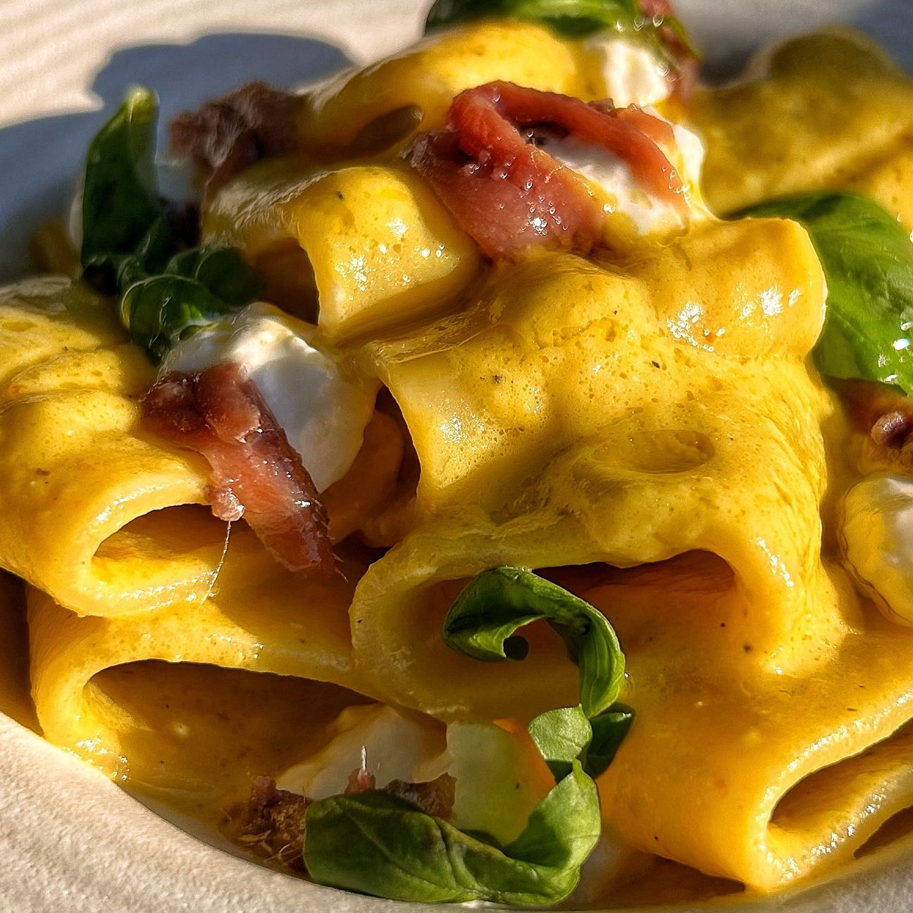 Pacchero con crema di pomodorini gialli, alici del cantabrico e burrata 😋