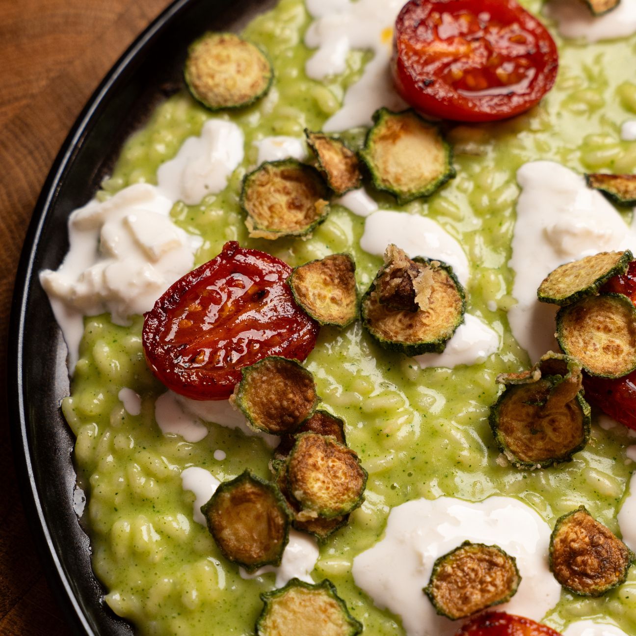 Risotto con crema di zucchine stracciatella e pomodorini arrostiti