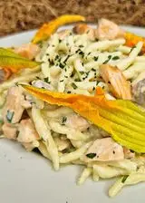 Ricetta Trofie cremosissime con salmone, fiori di zucchine e robiola