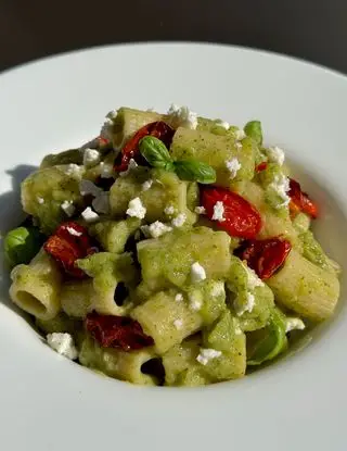 Ricetta Mezze maniche con crema di zucchine, pomodorini arrosto e feta di midivertoacucinare