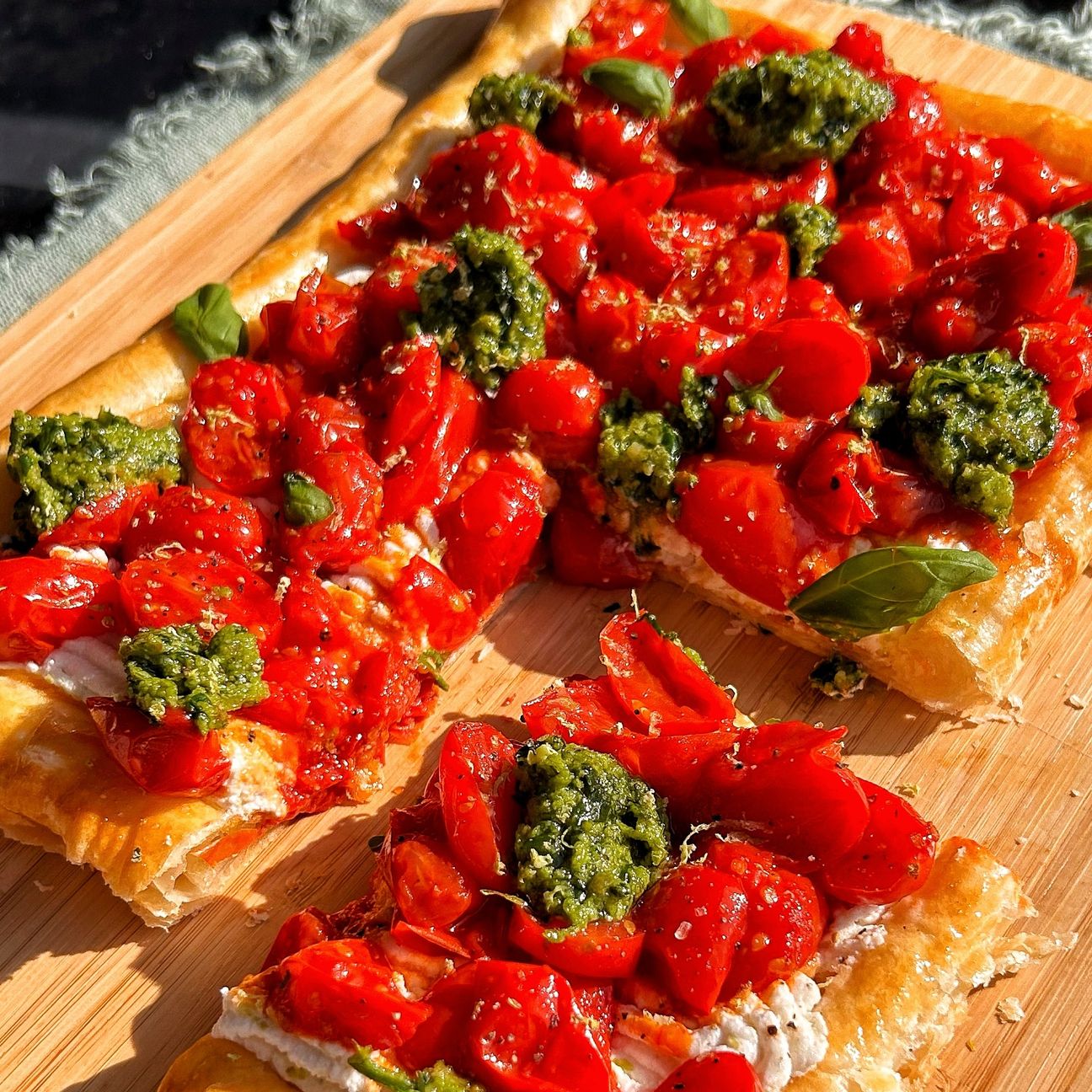 Sfogliata con pomodorini, ricotta e pesto di spinacini freschi