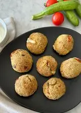 Ricetta Polpette di zucchine, pomodori e olive filanti con salsa yogurt