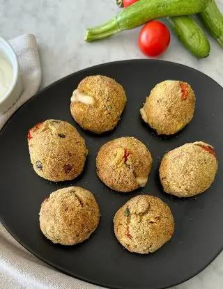 Ricetta Polpette di zucchine, pomodori e olive filanti con salsa yogurt di midivertoacucinare