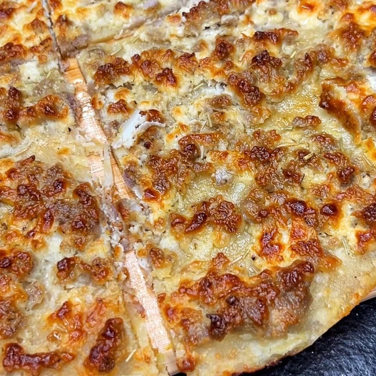 Schiacciata salsiccia e stracchino