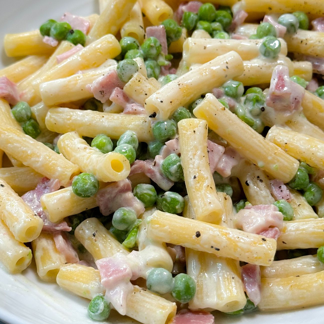 Pasta panna, prosciutto e piselli