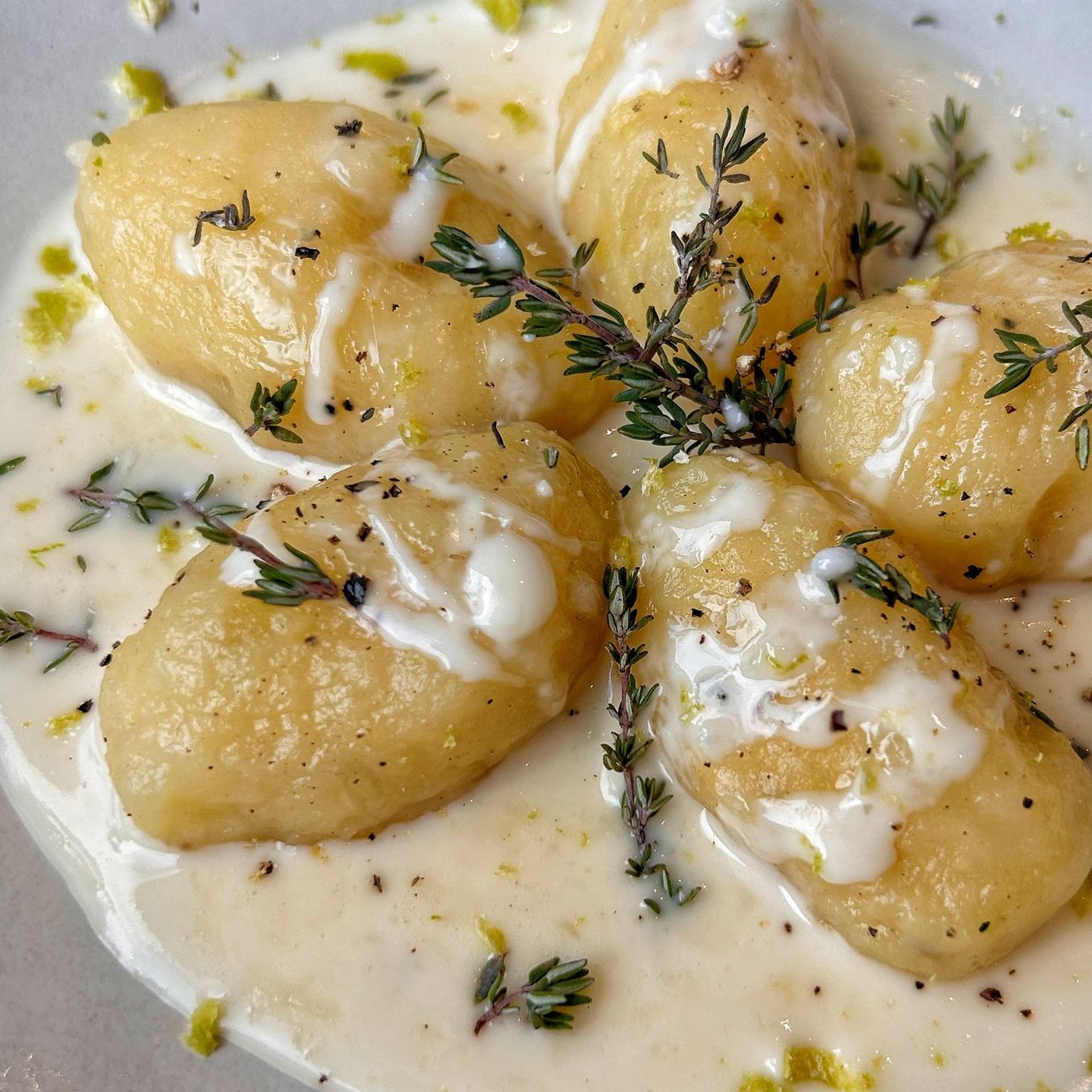 Gnocchi ripieni di formaggio su crema di gorgonzola e lime