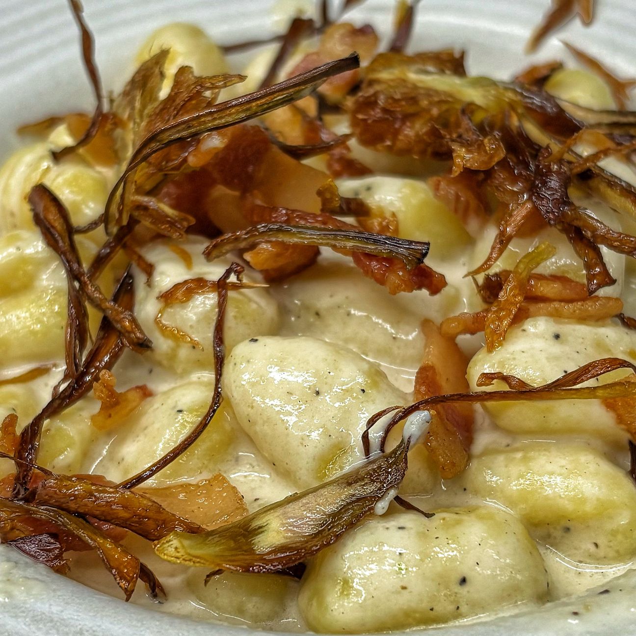Gnocchi alla grigia con carciofi croccanti