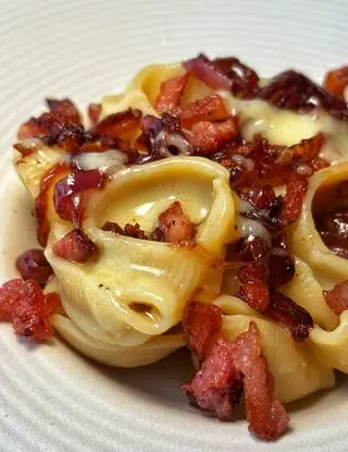 Immagine ricetta Lumaconi con crema di patate, guanciale e cipolla caramellata