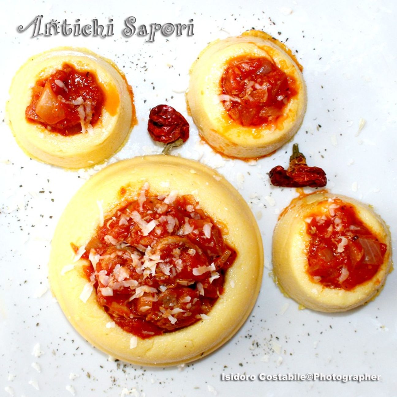 Cestini di polenta con salsiccia alla diavola.