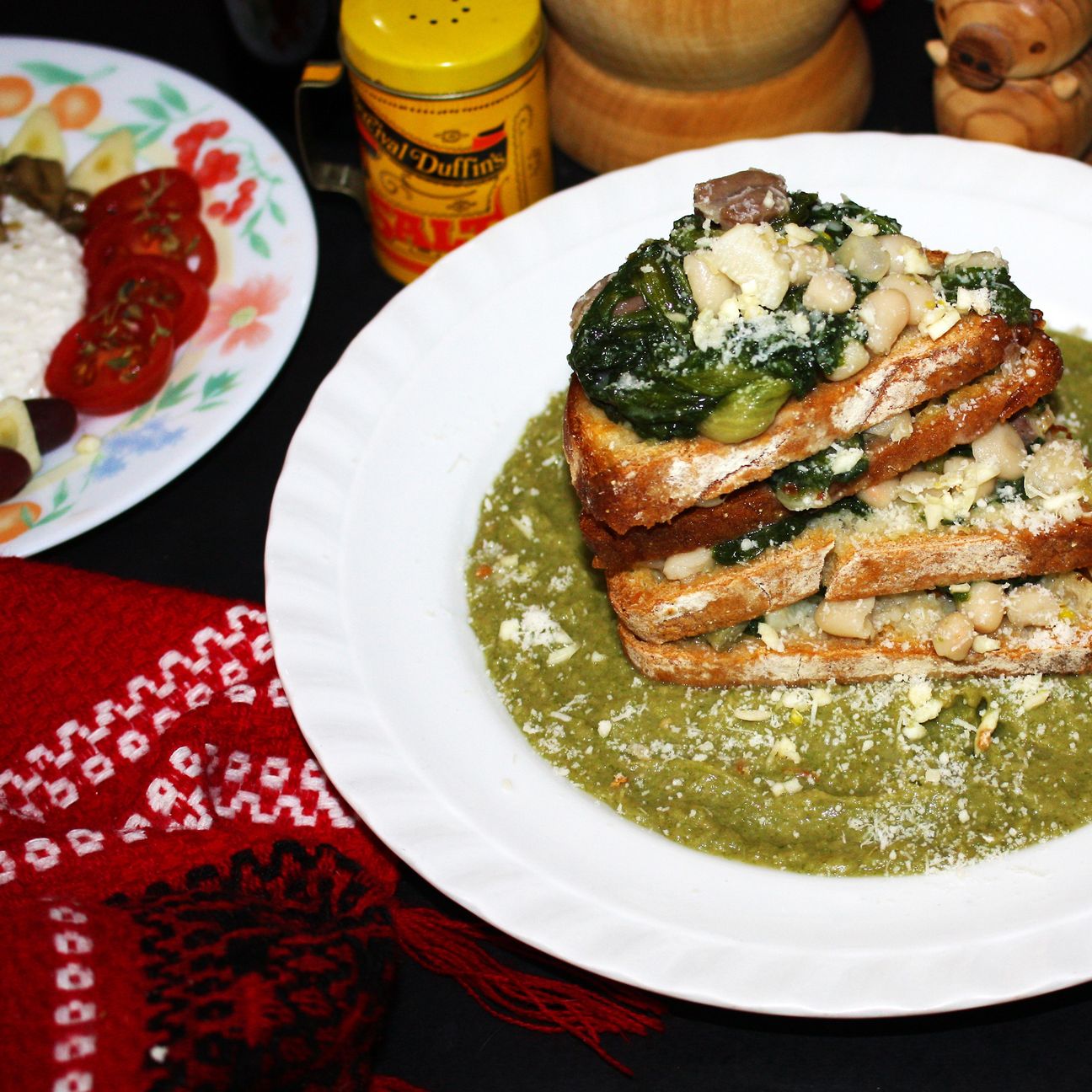 Lasagne di pane tostato con cannellini e scarola.