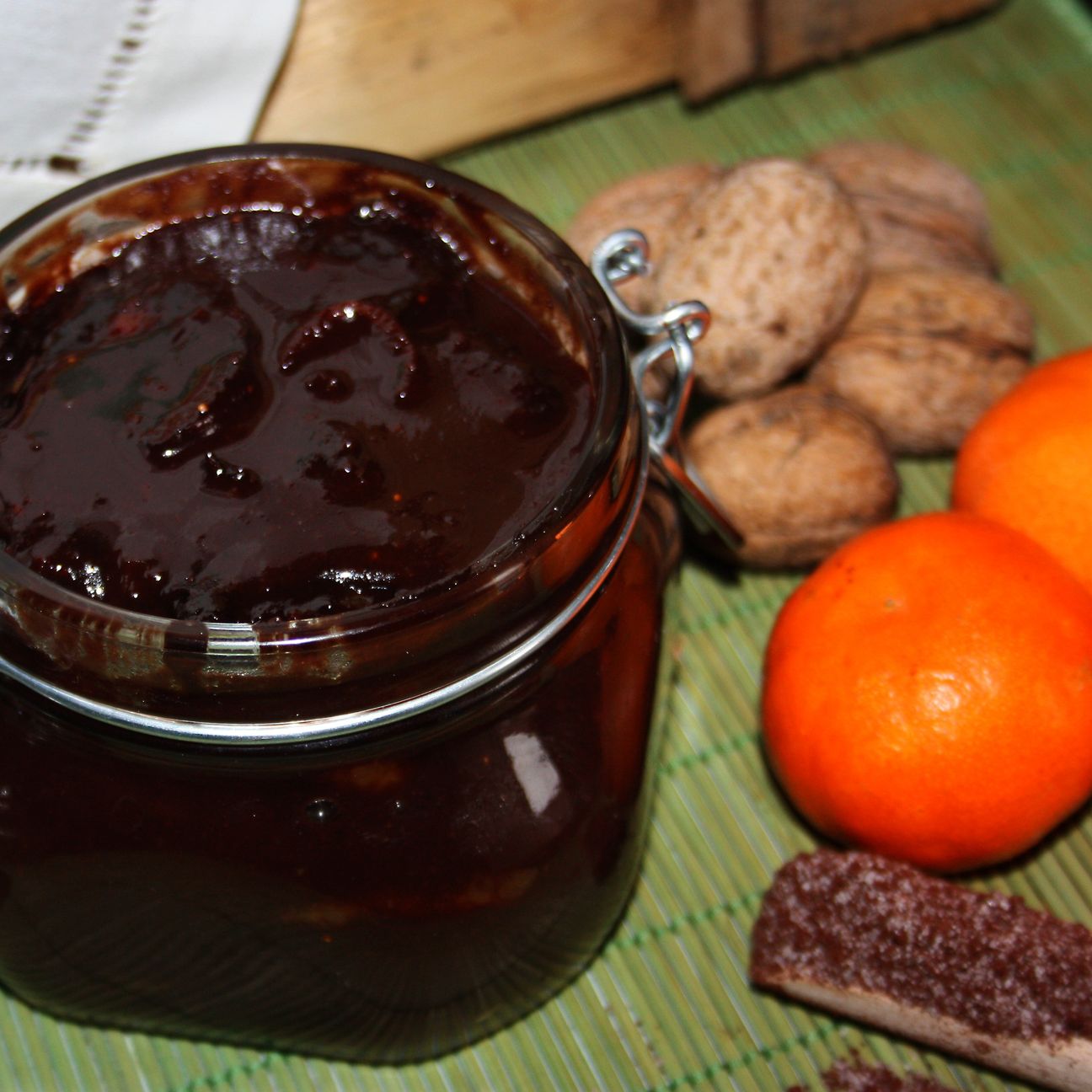Fichi imbottite con noci e cioccolata.