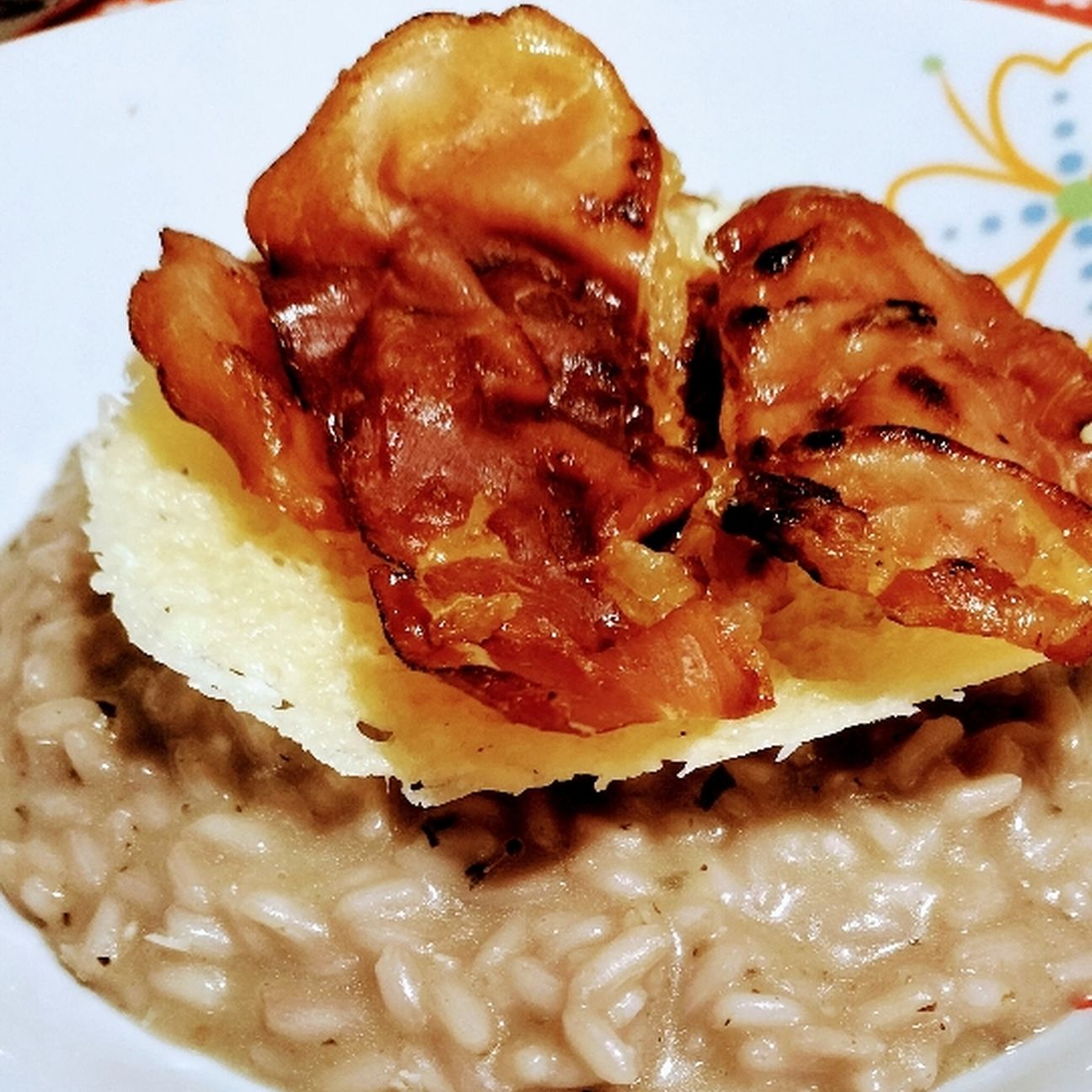 Risotto ai funghi con cialda di Parmigiano e speck croccante