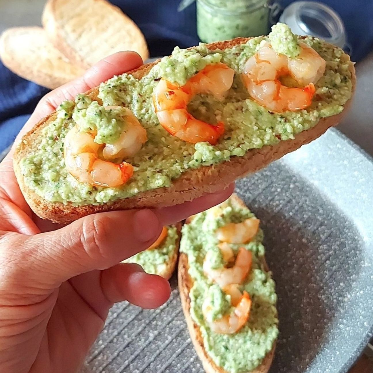 Bruschette con Pesto di zucchine e Gamberi