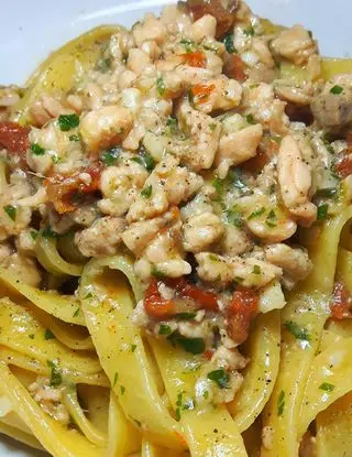 Ricetta Tagliatelle con ragù di salmone e pomodorini secchi profumato all'aglio. di lucaviappiani